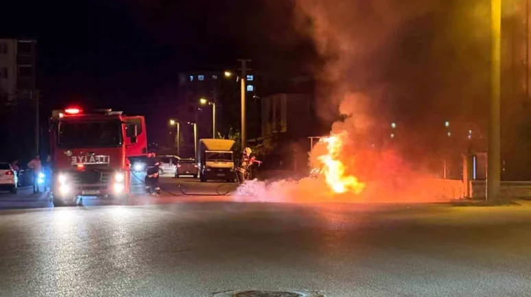 Kahramanmaraş Elbistan'da Park Halindeki Araçta Yangın!
