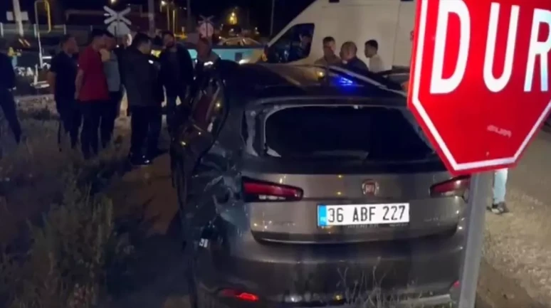 Erzurum'da Yük Treni İle Otomobil Feci Şekilde Kaza Yaptı!