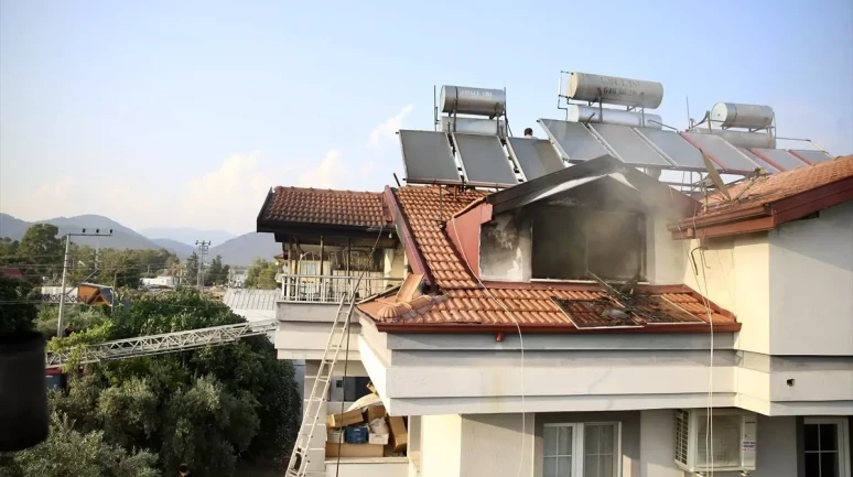 Muğla Fethiye'de Çatı Yangını: Hasar Hızla Büyüdü!