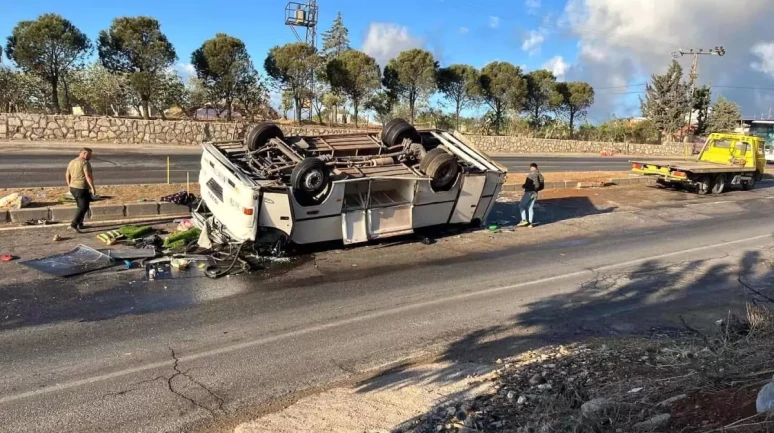 Hatay'da Meydana Gelen Midibüs Kazasında 25 Kişi Yaralandı!