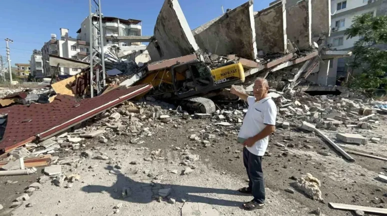 Hatay'da Yıkım Sırasında İş Makinesi Üzerine Bina Devrildi!