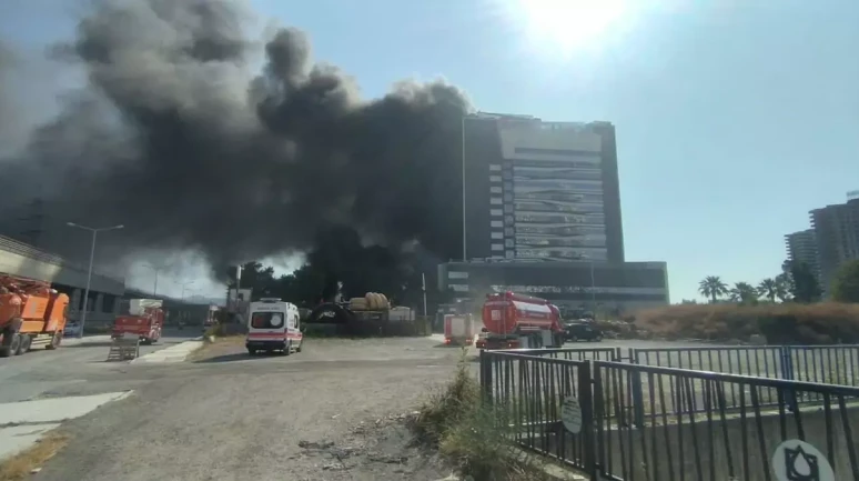 İzmir'de Fabrikada Yangın, Hastane Tahliye Ediliyor!