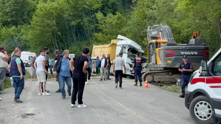 Kastamonu Çatalzeytin'de Kamyon Devrildi: Sercan Özdemir Hayatını Kaybetti