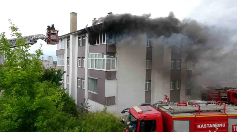 Kastamonu'da Yangın: 4 Katlı Binada Büyük Maddi Hasar Meydana Geldi!