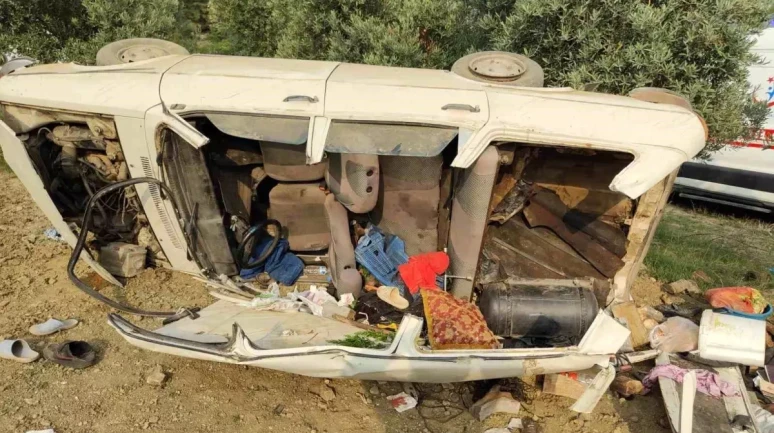 Kozan'da Otomobil Şarampole Devrildi: 3 Kişi Yaralandı!