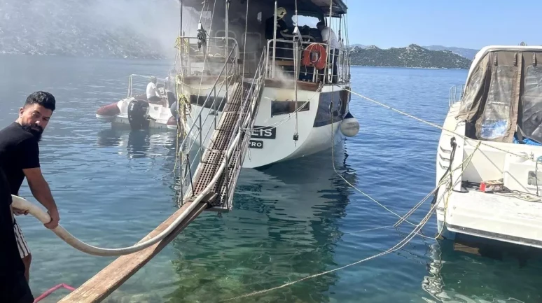 Marmaris'te Tekne Yangını: Maddi Hasar Meydana Geldi!