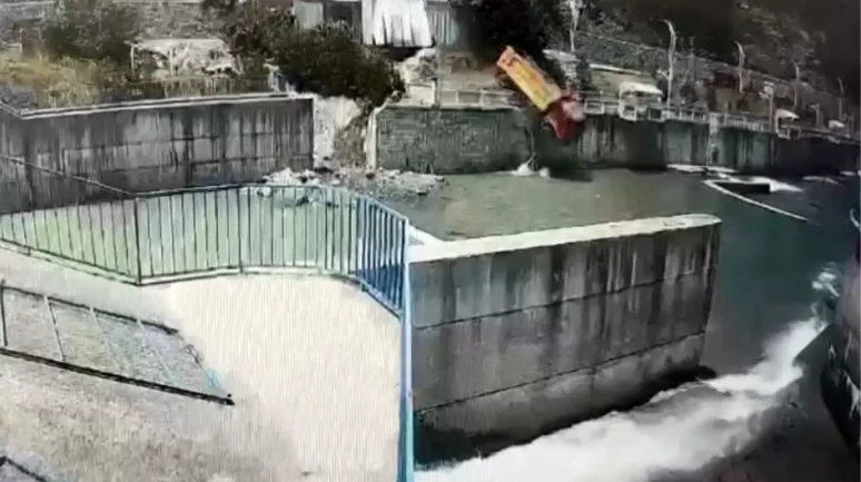 Artvin Murgul'da Kamyonun Dereye Uçması Faciaya Davetiye Çıkardı!