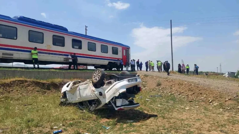 Muş'ta Posta Treni ile Otomobil Çarpıştı Behçet Ardil Yaralandı!
