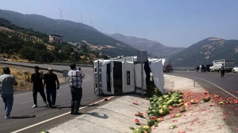 Osmaniye'de Karpuz Yüklü Kamyon Devrildi: Sürücü Yaralandı!