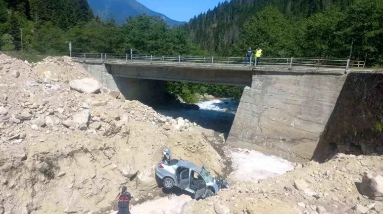 Rize İkizdere İlçesinde Araç Dereye Düştü: 5 Yaralandı!