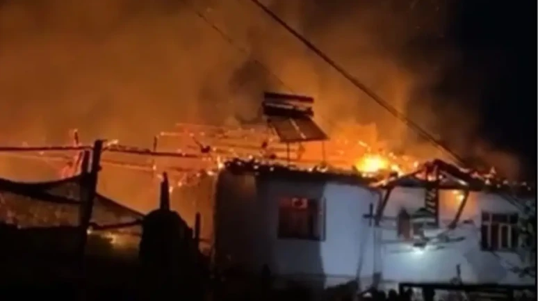 Tokat Zile'de Çıkan Yangında 2 Katlı Bir Ev Alev Aldı, Kül Oldu!
