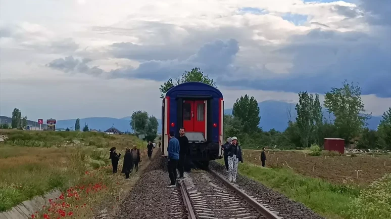 Afyonkarahisar Sandıklı'da Tren Minibüse Çarpıp Sürücüyü Yaraladı!