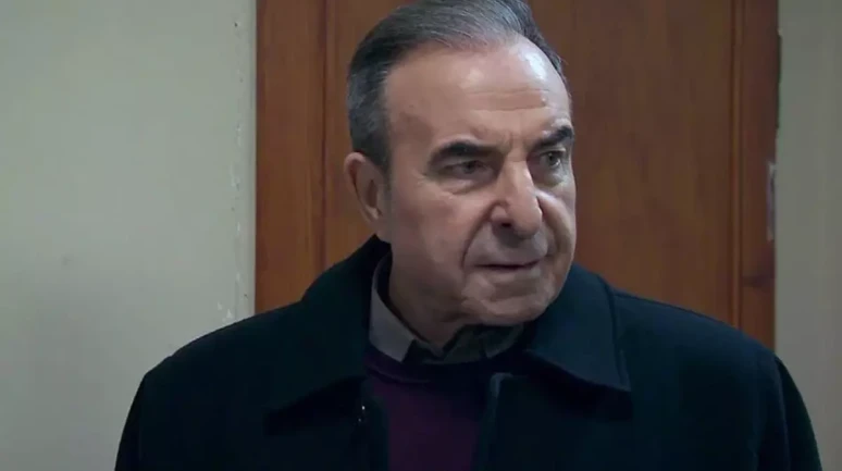 Zafer Ergin terlik-şort kombiniyle yaz sezonunu açtı!