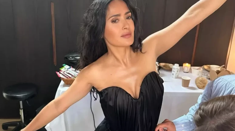 Salma Hayek'ten bikinili dans performansı! 58 yaşında ama gören 30 zannediyor!