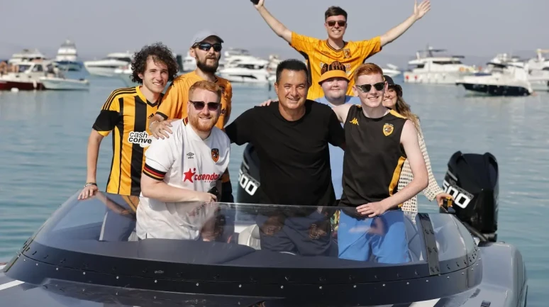 Acun Ilıcalı, Hull City Taraftarlarını Çeşme'de Yatta Ağırladı!