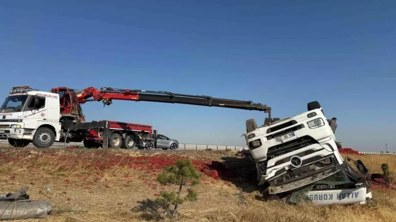 Afyonkarahisar'da Tır Devrildi, 20 Ton Biber Ziyan Oldu!