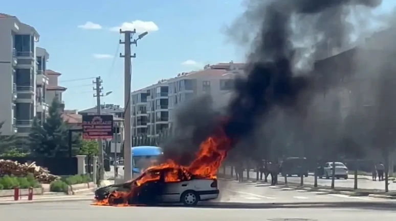 Aksaray'da Felaket Yangın, Araç Seyir Halinde Alev Alev Yandı!