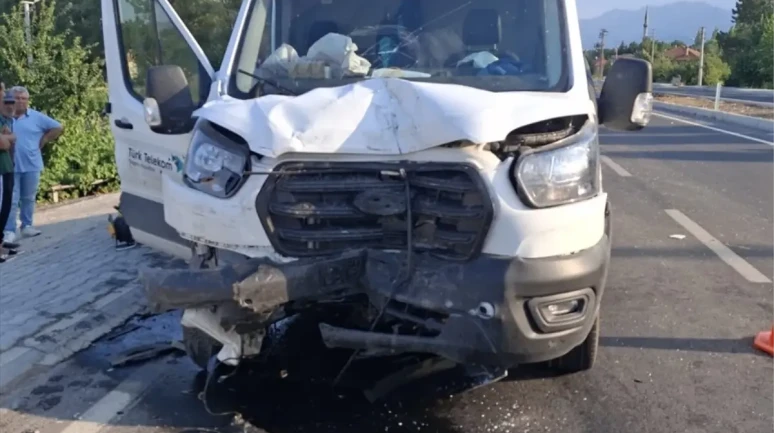 Konya Beyşehir'de Minibüs Kazası: 3 Kişi Yaralandı!
