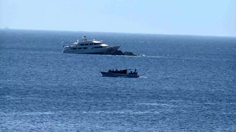 Bodrum Koylarından Birinde Lüks Bir Motoryat Kayalıklara Çarptı!