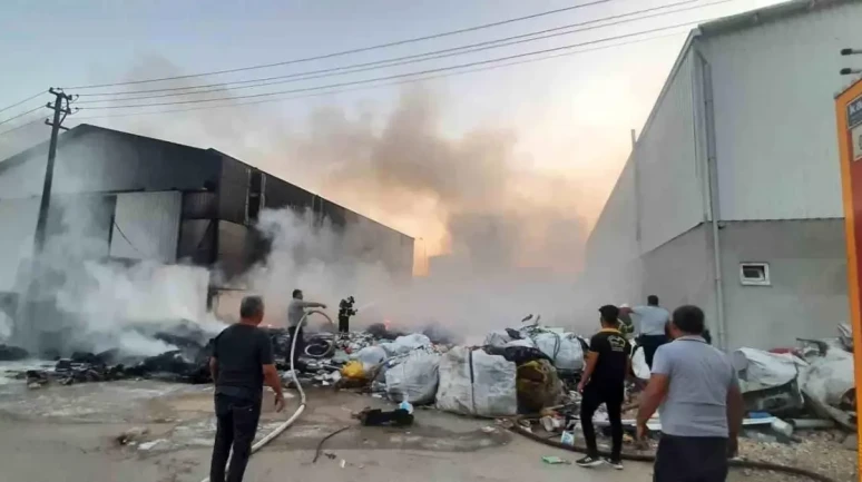Bucak'ta Motosiklet Yangını, Çevredeki İş Yerlerine Sıçradı!