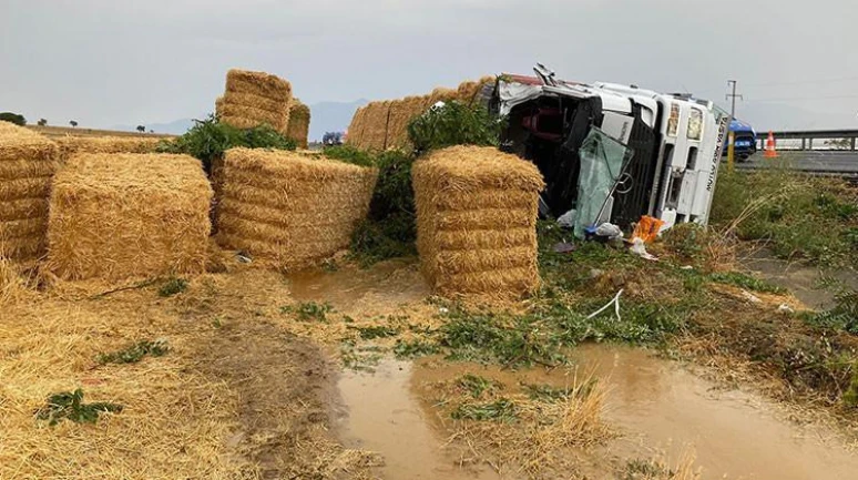 Denizli'de felaket kaza! Saman yüklü TIR devrildi!