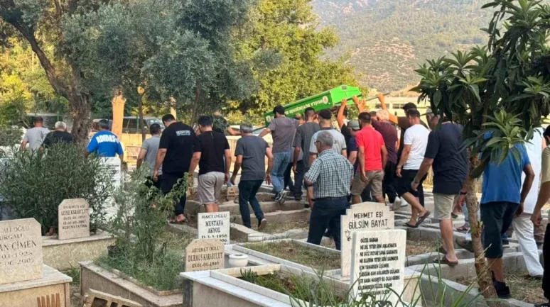 Havuza düşerek ölen minik Asil Kemal Kaya son yolculuğuna uğurlandı!