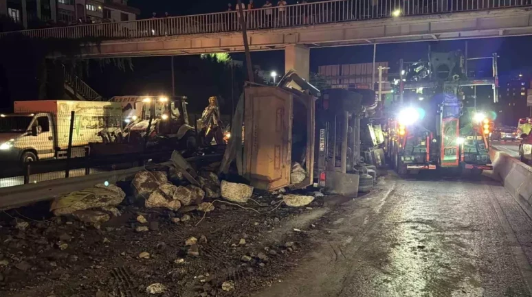 Kağıthane'de Yoldan Geçen Hafriyat Kamyonu Devrildi, Trafiği Felç Etti