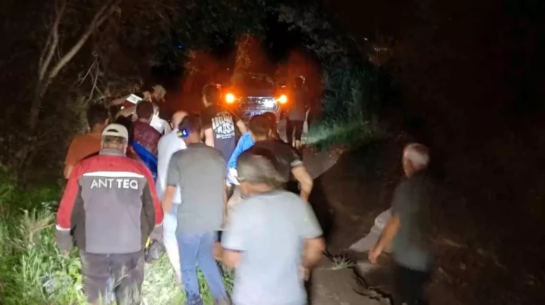 Erzurum Oltu'da Sel Felaketi: Bir Araç Suyun İçinde Sürüklendi!