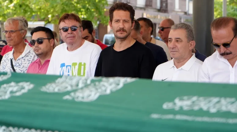 Uraz Kaygılaroğlu'na doğum gününde acı haber! Dedesini kaybetti!