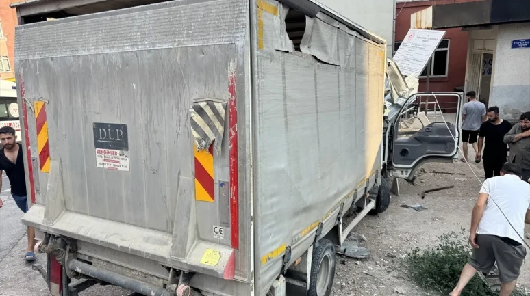 Kocaeli İzmit'te Kamyonet Kaza Yaptı, Sürücü Gökhan A. Yaralı!