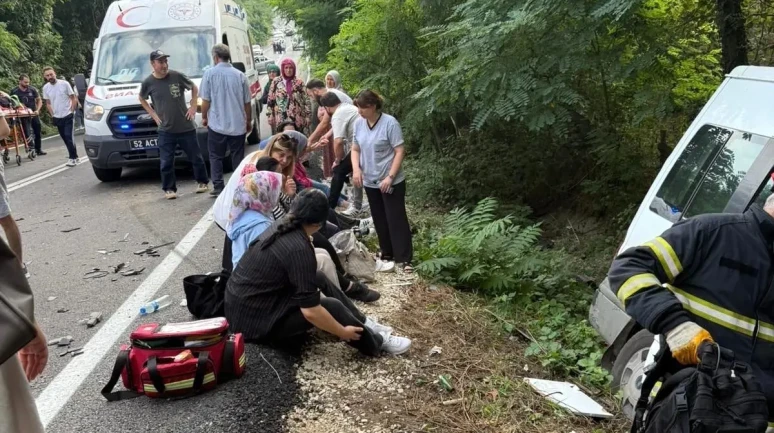Ordu Ünye'de Servis Minibüsü ile Otomobil Çarpıştı: 15 Yaralı!