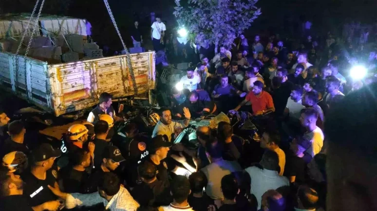 Van'ın İpekyolu İlçesinde Otomobil Tıra Çarptı: 2 Kişi Öldü!