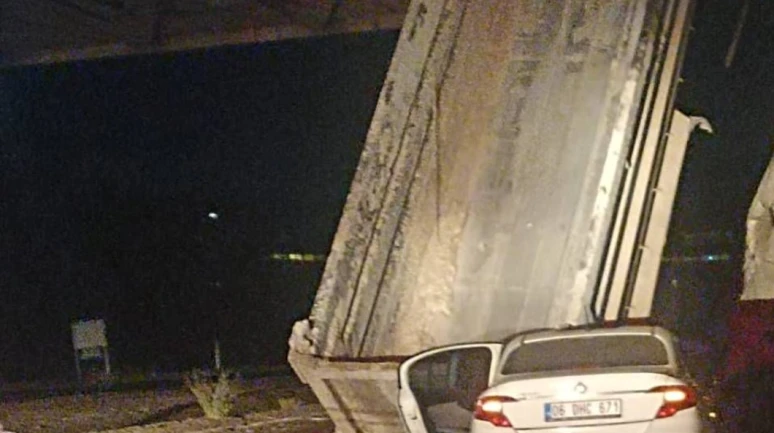 Ankara Nallıhan'da Feci Trafik Kazası: Kamyon Damperi Açılınca Zincirleme Kaza Yaşandı!