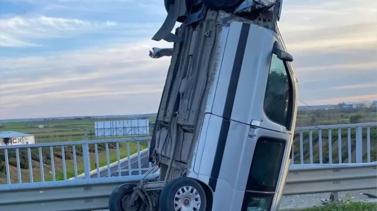 Tekirdağ'da İlginç Kaza: Araç Dik Durdu, 2 Kişi Yaralandı