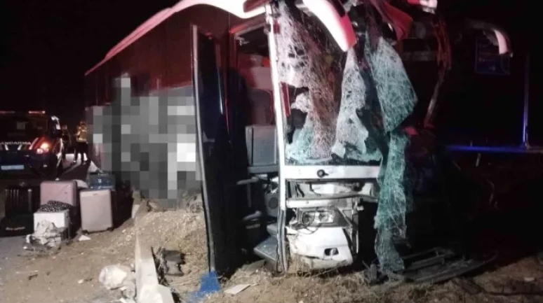 Denizli'de Otobüs Minibüs Kazası: 1 Ölü 13 Yaralı