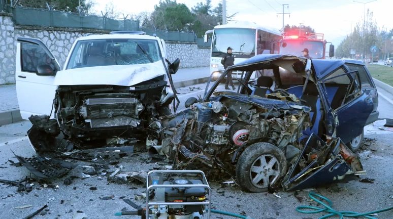 Burdur'da Feci Kaza: Aynı Aileden 2 Kişi Hayatını Kaybetti