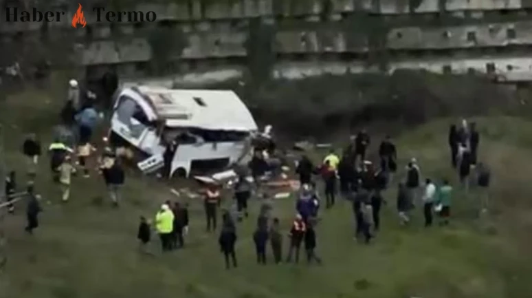SON DAKİKA: ESENYURT'TA SERVİS OTOBÜSÜ KAZASI: 2 ÖLÜ, 9 YARALI