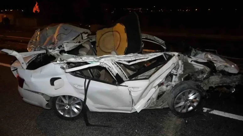 Kilis'te park halindeki tıra çarpan otomobilde 1' i ağır 2 kişi yaralandı