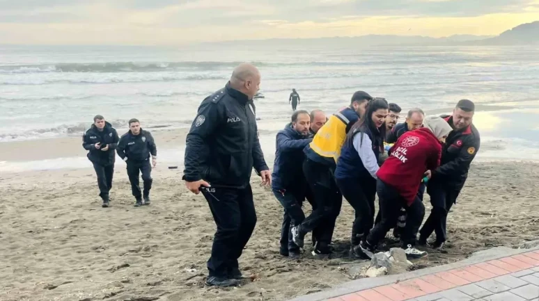 Ordu Ünye'de Denize Atlayan Kadın İtfaiye Ekiplerince Kurtarıldı