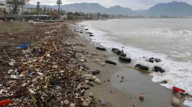 Alanya'da Fırtına Sonrası Sahiller Atıklarla Kaplandı