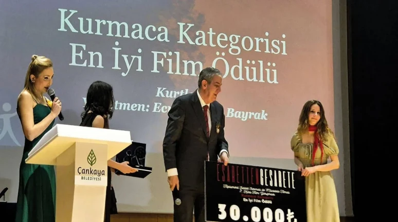 Oya Eren Yönetmen Ecre Begüm Bayrak'a Tepki Gösterdi!