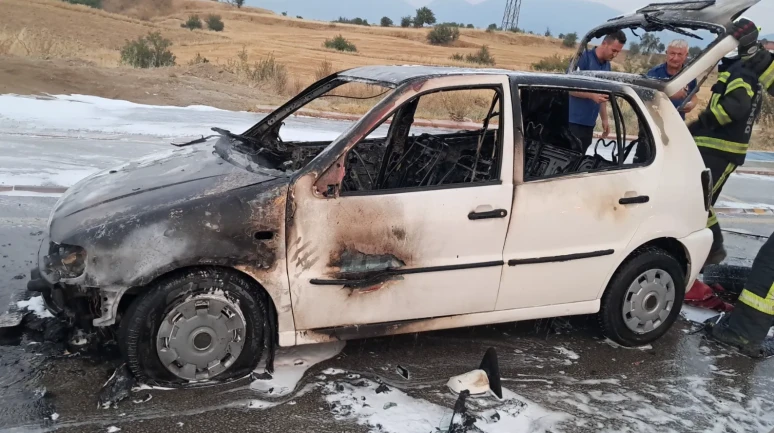 Denizli'de Araba Alev Alev Yandı! Çevredekiler Şaşkına Döndü!