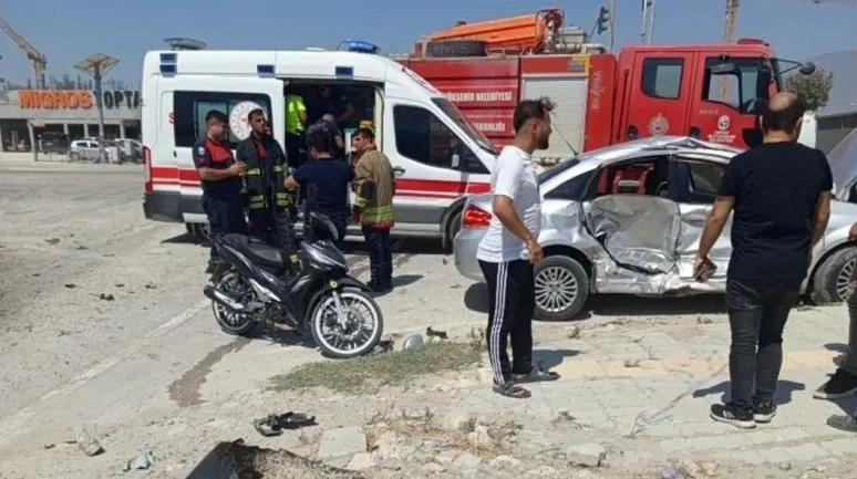 Hatay Antakya'da İki Otomobil Çarpıştı: 2 Kişi Yaralı!