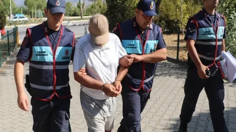 Bülent K. Denizli Pamukkale'de yakalandı: turistleri gizlice çekiyordu