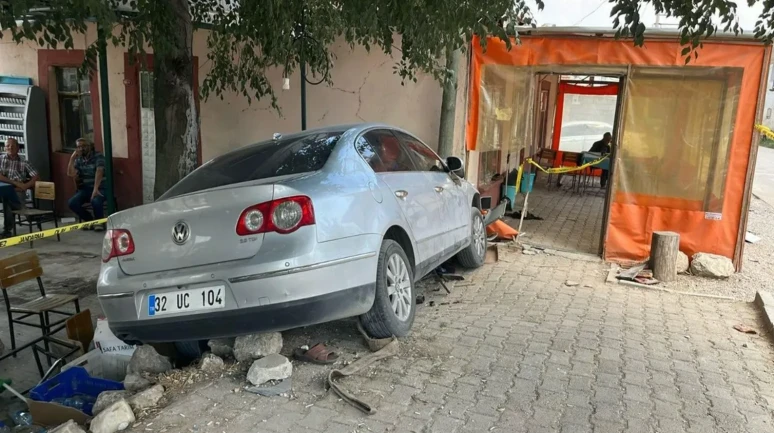Kahvehaneye Dalıp Can Aldı: Isparta Senirkent'te Otomobil Kazası!