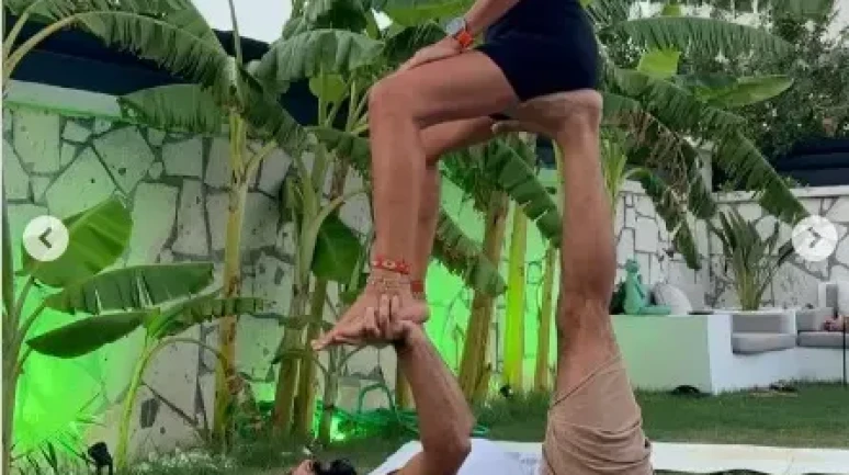 Pınar Altuğ 50 Yaşında Çeşme'de Yoga Şovu Yaptı