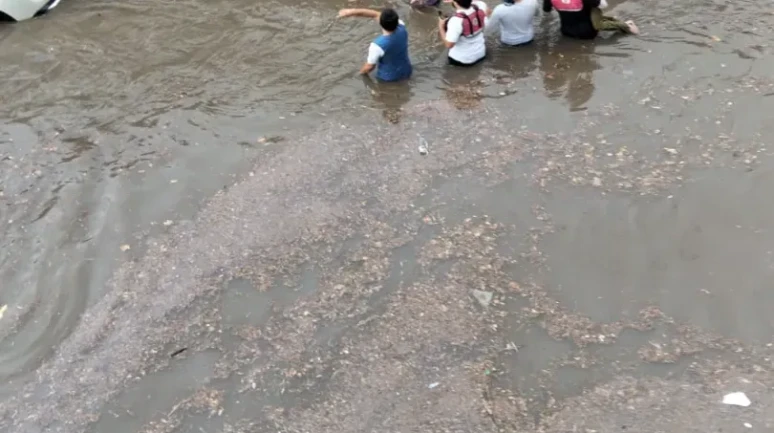 Denizli'de Yağmur Yağdı! Yollar ve alt geçit tıkandı!