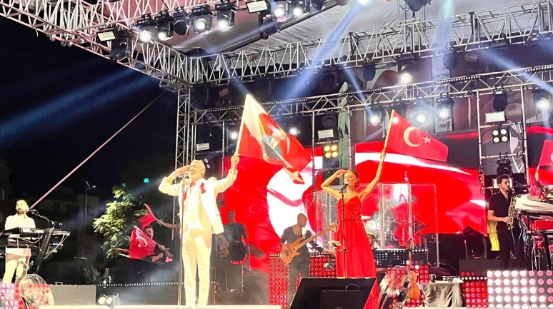 Aydın'da Hakan Altun Zafer Bayramı Konserinde Sahne Aldı.