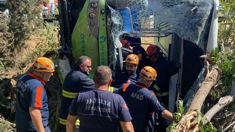 Antalya'da Halk Otobüsü Devrildi: Sürücü Sait Avcı Hayatını Kaybetti!