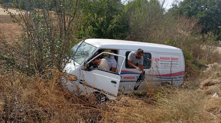 Kırklareli'nde Panelvan Şarampole Uçtu: 2 Kişi Yaralandı!